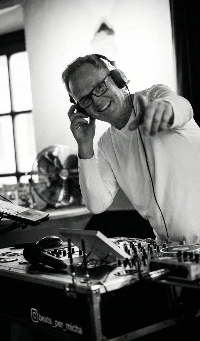 Hochzeits-DJ Michael Zimmermann beim Live-Mixing auf einer Hochzeit in Bayern